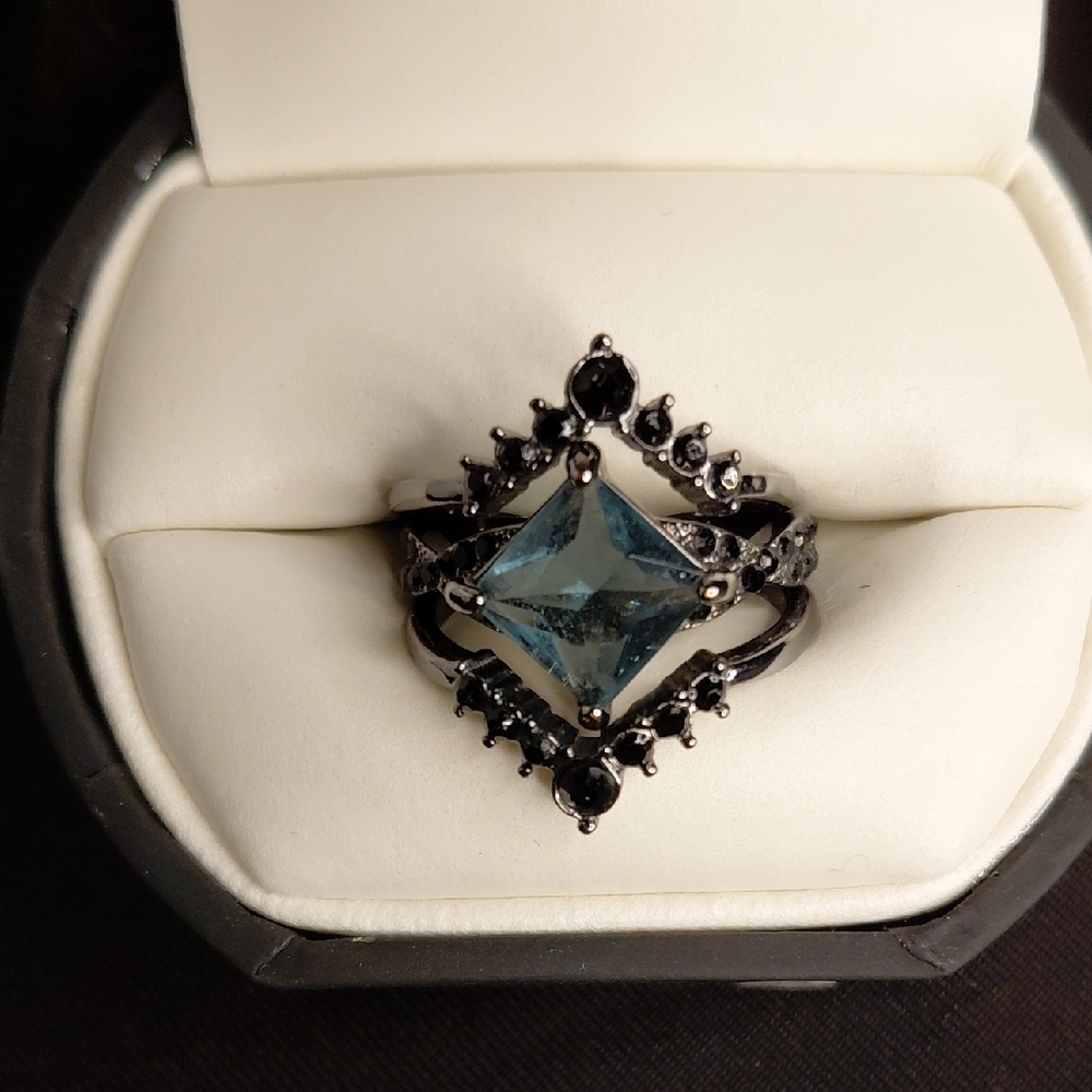 Elegant Blue and Black Gemstone Ring